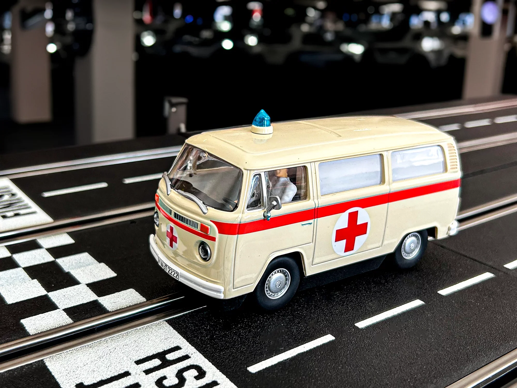 VW BUS T2b "Krankenwagen, Rotes Kreuz" - Image 2