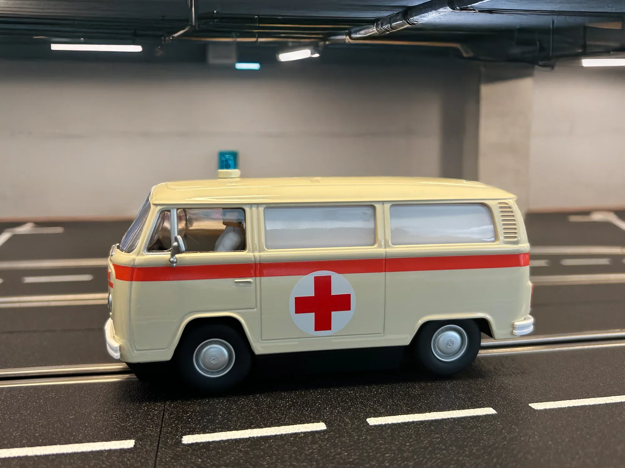 VW BUS T2b "Krankenwagen, Rotes Kreuz" - Image 3